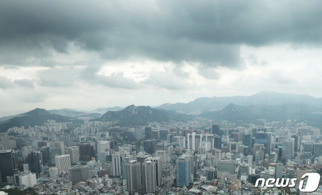 서울 남산타워에서 보이는 빌딩숲이 위로 먹구름이 끼어있다. 2020.7.22/뉴스1 ⓒ News1 이성철 기자