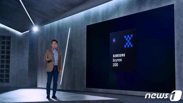 5나노 EUV 공정으로 생산되는 '엑시노스 2100'을  소개하고 있다.  (삼성전자 제공) 2021.1.12/뉴스1
