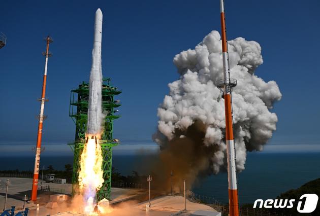 순수 국내기술로 제작된 한국형 최초 우주발사체 '누리호'(KSLV-Ⅱ)'가 지난해 6월21일 전남 고흥군 나로우주센터에서 발사되고 있다. /뉴스1 ⓒ News1 사진공동취재단