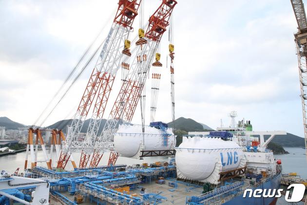 고망간강 소재 LNG연료탱크를 선박에 탑재하는 모습. (대우조선해양 제공) 2022.6.16/뉴스1