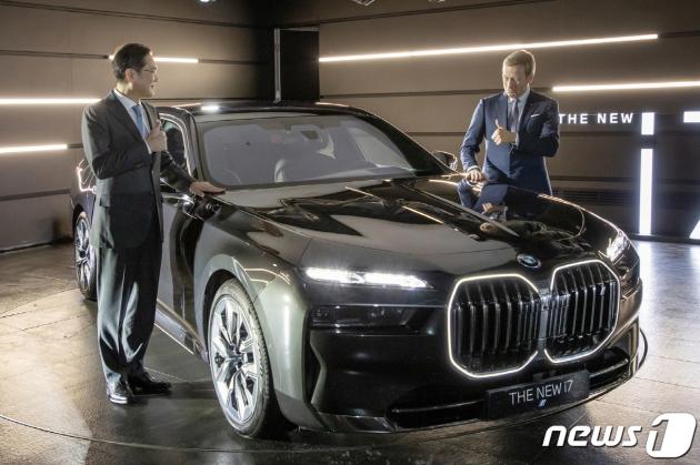 이재용 삼성전자 회장이 17일 인천 영종도 BMW 드라이빙 센터에서 열린 올리버 집세(Oliver Zipse) BMW CEO와의 미팅에 앞서 BMW의 최신 전기차 '뉴 i7'를 살펴본 후 함께 엄지 손가락을 치켜들고 있다. (삼성전자 제공) 2022.12.18/뉴스1