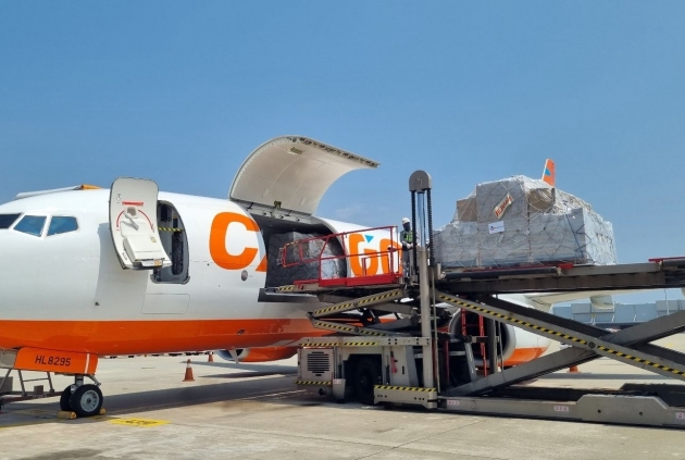 CJ대한통운의 초국경택배 상품이 해외 발송을 위해 화물항공기에 실리고 있다.(CJ대한통운 제공)