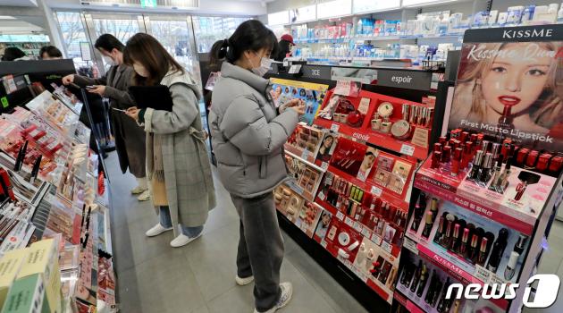 서울 종로구에 위치한 올리브영 매장을 찾은 시민들이 색조 화장품을 고르고 있다. 2023.1.29/뉴스1 ⓒ News1 장수영 기자