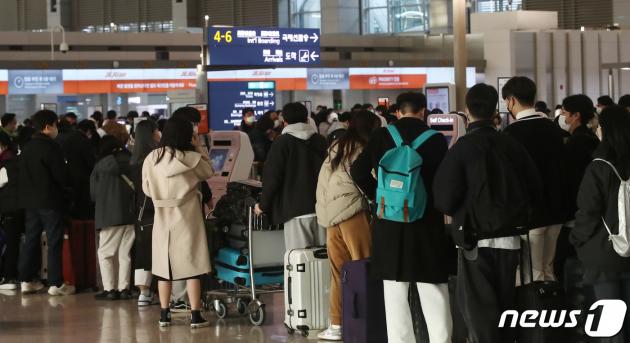 인천공항에서 일본으로 향하는 승객들이 탑승수속을 하기 위해 줄 서 기다리고 있다. 2023.2.23/뉴스1 ⓒ News1 김민지 기자