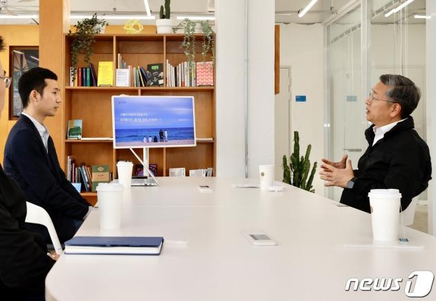 김종호 기술보증기금 이사장(사진 오른쪽)과 최지백 웨이브컴퍼니 대표이사. (기보 제공)