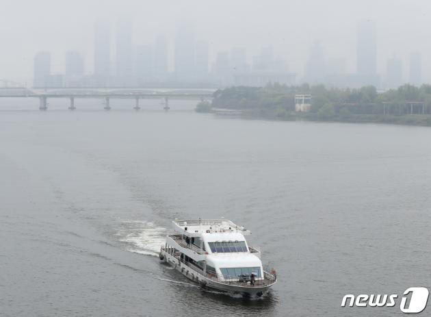 지난 4월 서울 한강에서 경인아라뱃길을 향해 달리는 한강르네상스호의 모습. 2023.4.9/뉴스1 ⓒ News1 신웅수 기자