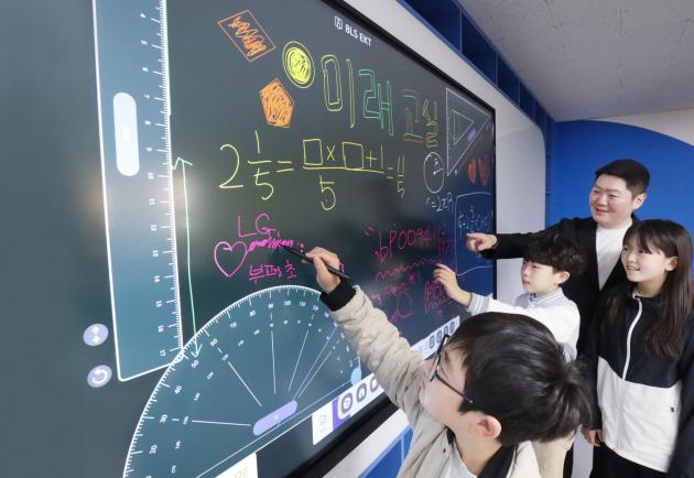 교사와 학생들이 최대 40곳의 멀티 터치 지원은 물론, 다양한 교육용 템플릿을 제공하는 LG 전자칠판을 활용해 수업을 진행하고 있다.