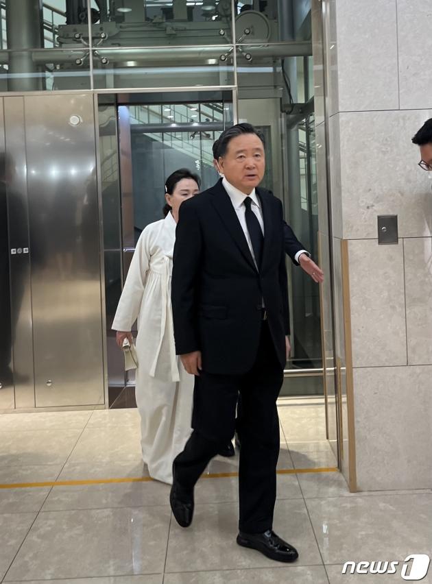 허영인 SPC그룹 회장이 모친 김순일 여사 빈소에 도착해 안으로 들어가고 있다. ⓒ News1 신민경 기자