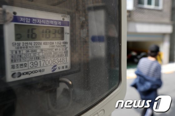 서울 종로구의 한 주택가에 전력량계가 설치돼 있다. 2023.5.14/뉴스1 ⓒ News1 이승배 기자