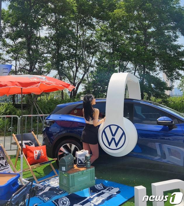폭스바겐코리아는 20일 서울 한강 노들섬에서 열린 시티 포레스티벌 2023에 참여, 브랜드 최초 전기 SUV ID.4를 전시했다.(뉴스1 윤다혜 기자)