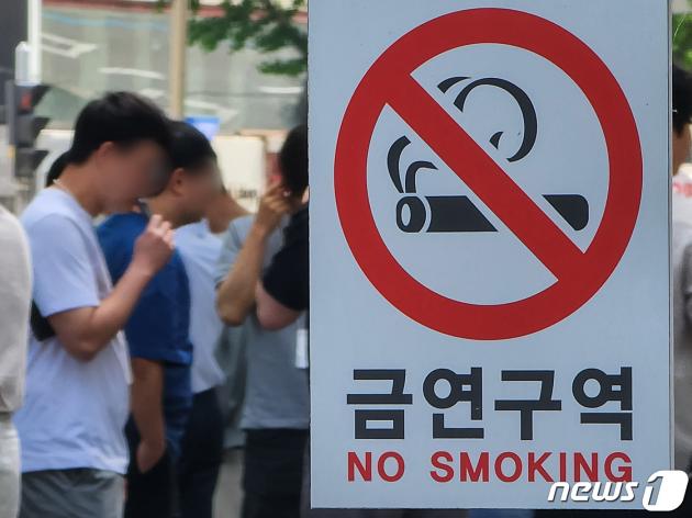 서울시내 거리에서 시민들이 흡연을 하고 있는 모습./뉴스1 ⓒ News1 유승관 기자