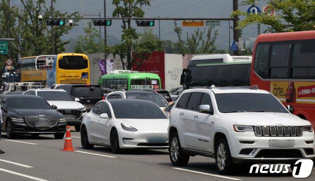 서울 종로구 세종대로에서 차량들이 주행하고 있다. 2023.7.20/뉴스1 ⓒ News1 김성진 기자