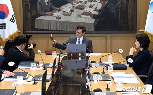 이창용 한국은행 총재가 24일 서울 중구 한국은행에서 열린 금융통화위원회를 주재하고 있다. /뉴스1