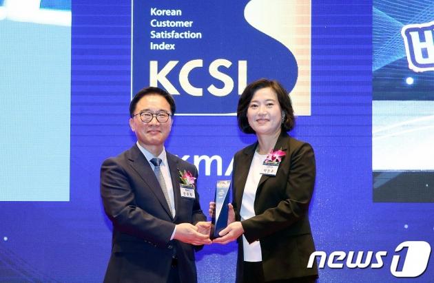 신한은행이 한국능률협회컨설팅이 주관하는 2023 한국산업의 고객만족도(KCSI)에서 은행산업 부문 1위 기업으로 선정돼 10년 연속 1위를 수상했다고 21일 밝혔다.(신한은행 제공) /뉴스1