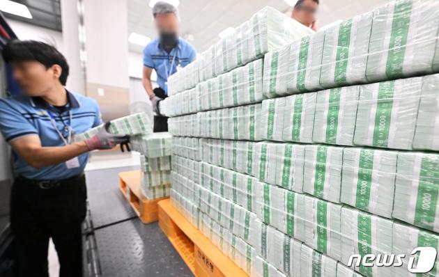 19일 서울 중구 한국은행 화폐수납장에서 관계자들이 추석 화폐 공급을 하고 있다. (사진공동취재단) 2023.9.19/뉴스1