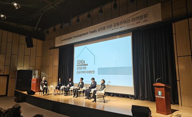 서울 송파구 래미안갤러리에서 열린 ‘지속가능 개발 실현을 위한 공동주택의 미래방향 세미나’ 참석자들이 토론하고 있다. /삼성물산 제공