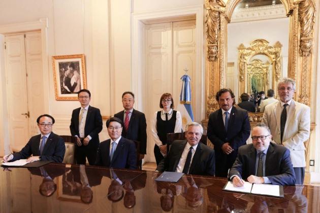최정우 포스코그룹 회장이 아르헨틴마 대통령을 만나 2030 부산 엑스포 유치에 대한 지지를 요청했다.(포스코홀딩스 제공)