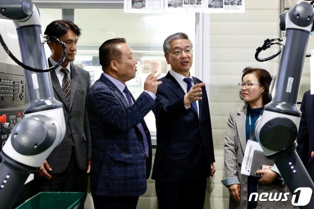 김종호 기술보증기금 이사장이(오른쪽 두번째) 김기환 에스티에스로보테크 대표이사(오른쪽 세번째)와 제조 현장에서 규제 해소 관련 의견을 나누고 있다.(기술보증기금 제공)