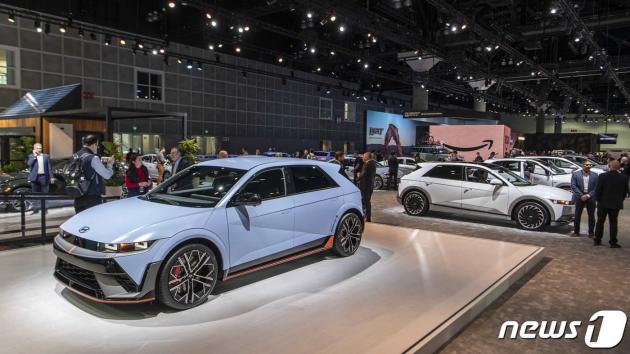 16일(현지시각) 미국 LA 컨벤션 센터에서 열린 '2023 LA 오토쇼(2023 Los Angeles Auto Show)'에 현대자동차의 ‘아이오닉 5 N’ 등 차량이 전시돼 있다. (현대차 제공) 2023.11.17/뉴스1
