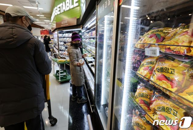 서울 시내 한 대형마트에서 수입 냉동과일이 판매되고 있다. 2023.12.12/뉴스1 ⓒ News1 김진환 기자