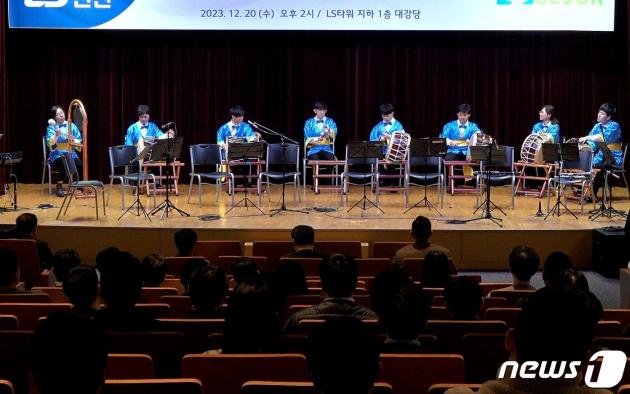 20일 경기도 안양 LS타워에서 열린 LS전선 장애인 예술단 창단식에서 단원들이 기념 공연을 펼치고 있다.  (LS전선 제공)