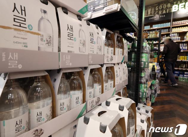 서울의 한 대형마트 주류 판매대에 소주가 진열돼 있다./뉴스1 ⓒ News1