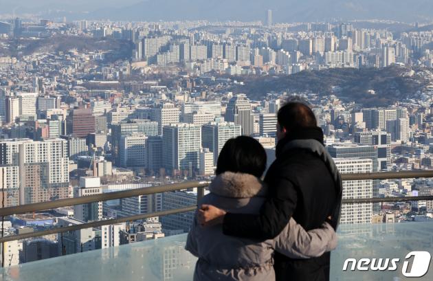7일 서울 중구 남산을 찾은 시민들이 아파트단지를 바라보고 있다.  2024.1.7/뉴스1 ⓒ News1 김진환 기자