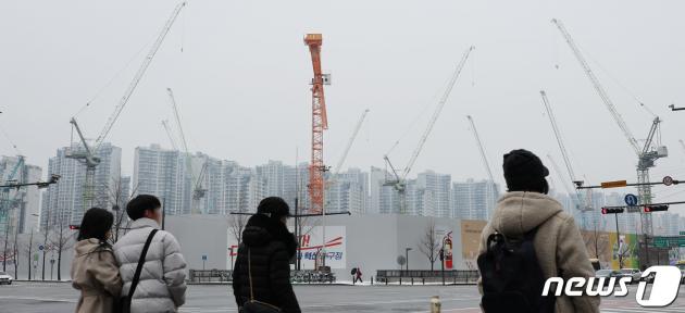 서울 송파구 재건축 현장 앞으로 시민들이 지나가고 있다. 2024.1.9/뉴스1 ⓒ News1 박지혜 기자