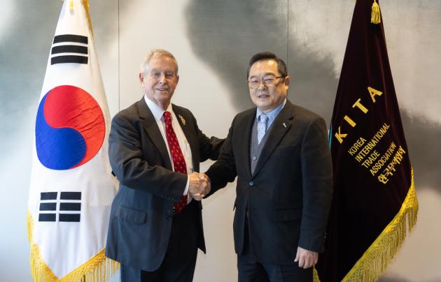 구자열 한국무역협회 회장(오른쪽)은 24일 서울 강남구 트레이드타워에서 조 윌슨 미국 하원의원과 면담했다(한국무역협회 제공). ⓒ 뉴스1