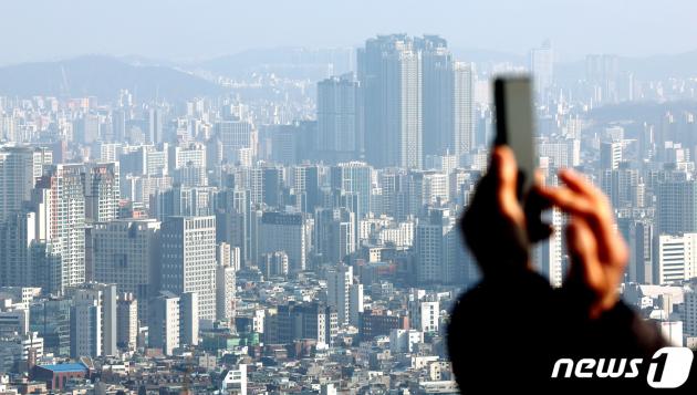 서울 중구 남산에서 바라본 도심에 아파트 단지가 보이고 있다.  2024.2.4/뉴스1 ⓒ News1 장수영 기자