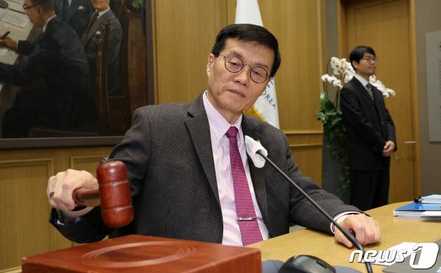 이창용 한국은행 총재가 22일 오전 서울 중구 한국은행에서 열린 금융통화위원회에서 의사봉을 두드리고 있다. /뉴스1