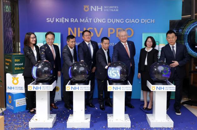 정영채(오른쪽에서 세번째) NH투자증권 사장이 베트남 현지법인 직원들과 26일(현지시간) 오후 베트남 하노이에서 열린 MTS 론칭행사에서 기념촬영하고 있다.