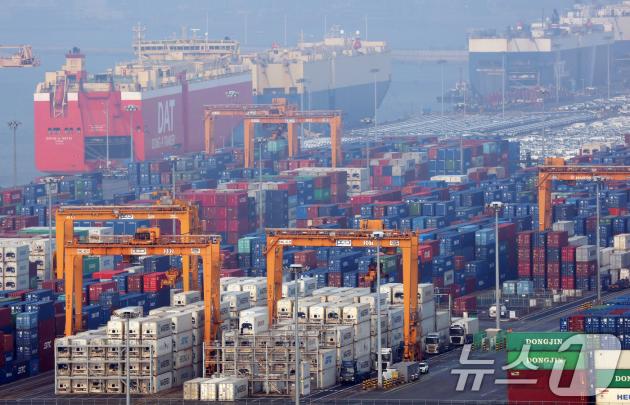 평택항에 쌓여 있는 수출용 컨테이너들